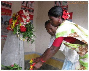 সিদু-কানু প্রতি শ্রদ্ধা জানাচ্ছেন দুই সাঁওতালী