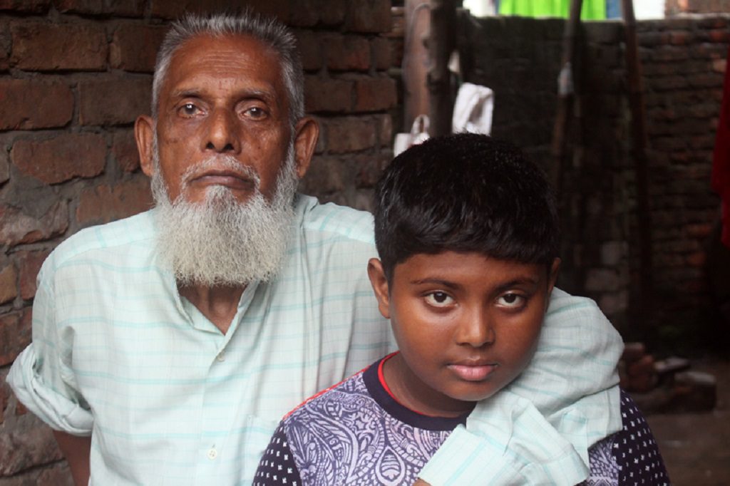 নাতির সঙ্গে যুদ্ধাহত মুক্তিযোদ্ধা জসিম উদ্দিন